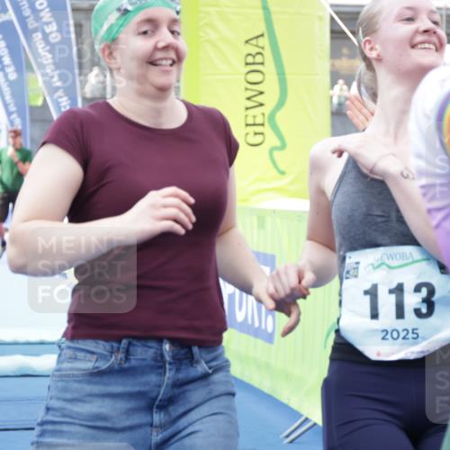 10.08.2025 - GEWOBA Citytriathlon Bremen H.Heesch http://msf.ph/oto/8551585 10.08.2025 11:47:06 Ziel 73, 113, 217 meine-sportfotos.de