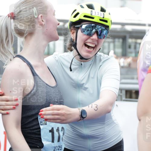 10.08.2025 - GEWOBA Citytriathlon Bremen H.Heesch http://msf.ph/oto/8551594 10.08.2025 11:47:08 Ziel 73, 113, 217 meine-sportfotos.de