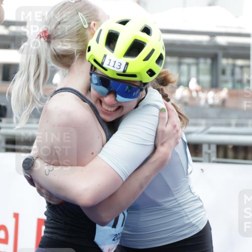 10.08.2025 - GEWOBA Citytriathlon Bremen H.Heesch http://msf.ph/oto/8551601 10.08.2025 11:47:09 Ziel 113, 217 meine-sportfotos.de