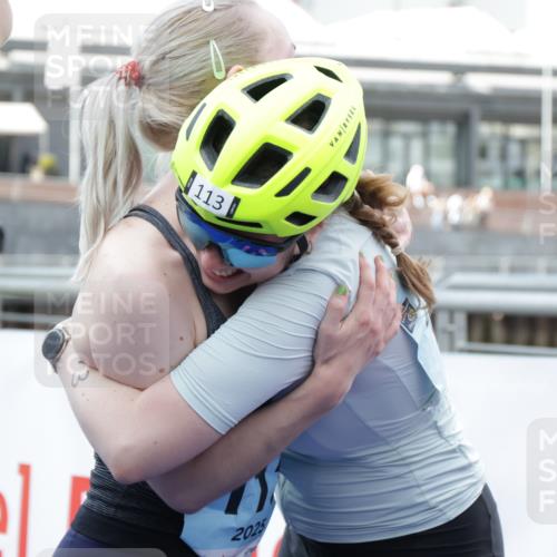 10.08.2025 - GEWOBA Citytriathlon Bremen H.Heesch http://msf.ph/oto/8551604 10.08.2025 11:47:09 Ziel 113, 217 meine-sportfotos.de