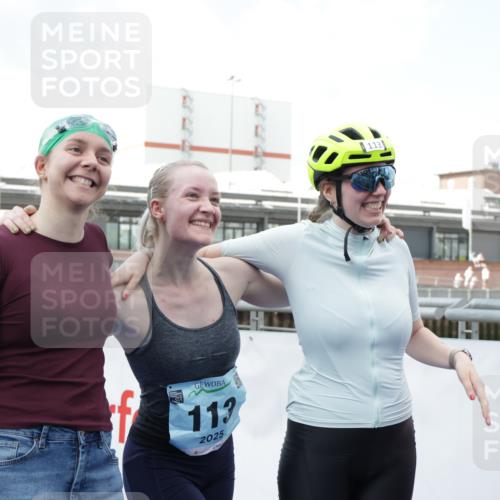 10.08.2025 - GEWOBA Citytriathlon Bremen H.Heesch http://msf.ph/oto/8551610 10.08.2025 11:47:14 Ziel  meine-sportfotos.de