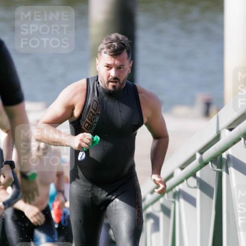10.08.2025 - GEWOBA Citytriathlon Bremen H.Heesch http://msf.ph/oto/8551618 10.08.2025 10:24:19 Schwimmen 29, 43, 127, 402, 435, 440, 463, 475, 496 meine-sportfotos.de
