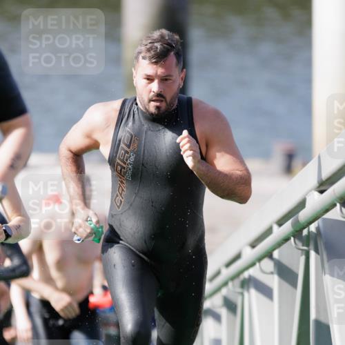 10.08.2025 - GEWOBA Citytriathlon Bremen H.Heesch http://msf.ph/oto/8551621 10.08.2025 10:24:19 Schwimmen 29, 43, 127, 402, 435, 440, 463, 475, 496 meine-sportfotos.de