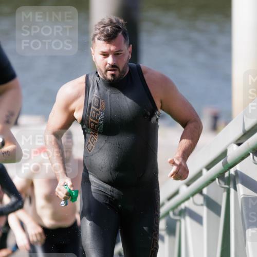 10.08.2025 - GEWOBA Citytriathlon Bremen H.Heesch http://msf.ph/oto/8551623 10.08.2025 10:24:19 Schwimmen 29, 43, 127, 402, 435, 440, 463, 475, 496 meine-sportfotos.de