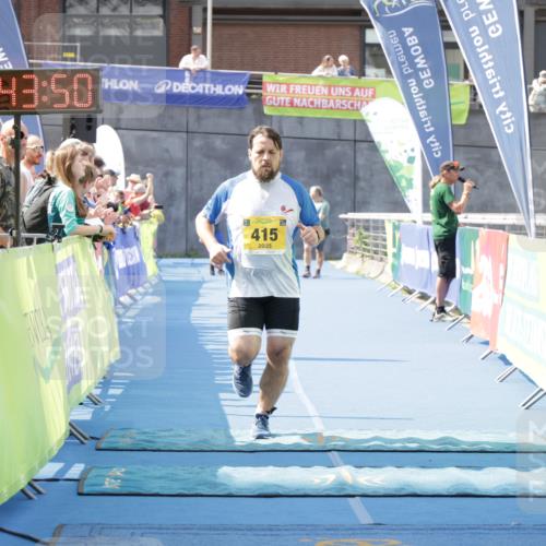 10.08.2025 - GEWOBA Citytriathlon Bremen H.Heesch http://msf.ph/oto/8551632 10.08.2025 11:47:32 Ziel 415 meine-sportfotos.de
