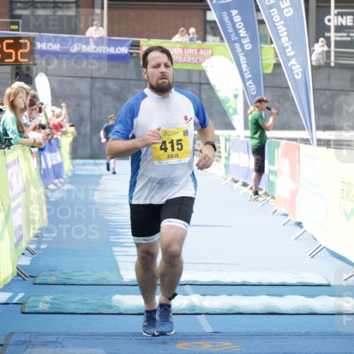 10.08.2025 - GEWOBA Citytriathlon Bremen H.Heesch http://msf.ph/oto/8551639 10.08.2025 11:47:33 Ziel 415 meine-sportfotos.de