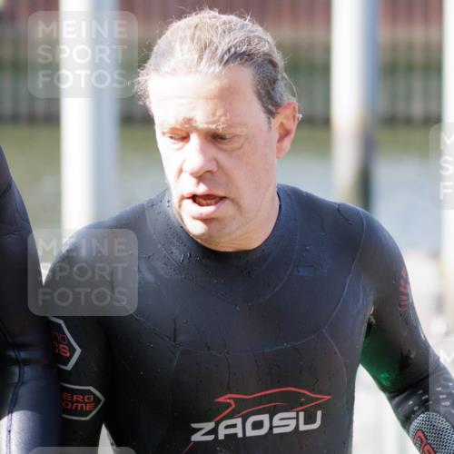 10.08.2025 - GEWOBA Citytriathlon Bremen H.Heesch http://msf.ph/oto/8551643 10.08.2025 10:24:33 Schwimmen 43, 81, 151, 161, 181, 443 meine-sportfotos.de