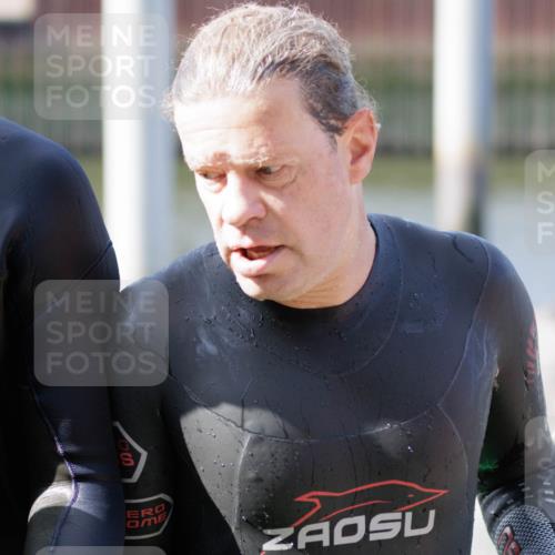 10.08.2025 - GEWOBA Citytriathlon Bremen H.Heesch http://msf.ph/oto/8551644 10.08.2025 10:24:33 Schwimmen 43, 81, 151, 161, 181, 443 meine-sportfotos.de