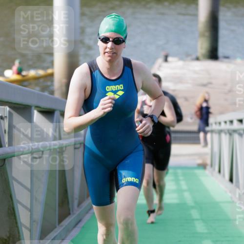 10.08.2025 - GEWOBA Citytriathlon Bremen H.Heesch http://msf.ph/oto/8551647 10.08.2025 10:24:36 Schwimmen 81, 151, 161, 181, 443 meine-sportfotos.de