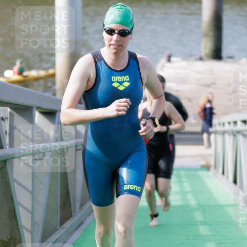 10.08.2025 - GEWOBA Citytriathlon Bremen H.Heesch http://msf.ph/oto/8551649 10.08.2025 10:24:36 Schwimmen 81, 151, 161, 181, 443 meine-sportfotos.de