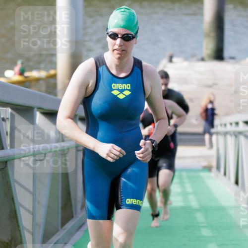 10.08.2025 - GEWOBA Citytriathlon Bremen H.Heesch http://msf.ph/oto/8551650 10.08.2025 10:24:36 Schwimmen 81, 151, 161, 181, 443 meine-sportfotos.de