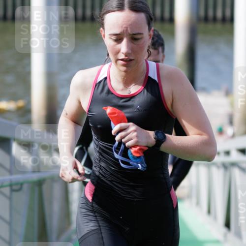 10.08.2025 - GEWOBA Citytriathlon Bremen H.Heesch http://msf.ph/oto/8551655 10.08.2025 10:24:40 Schwimmen 109, 151, 181, 443 meine-sportfotos.de