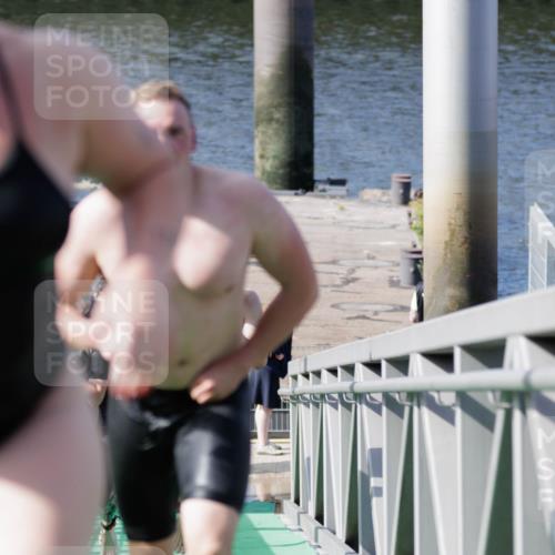 10.08.2025 - GEWOBA Citytriathlon Bremen H.Heesch http://msf.ph/oto/8551675 10.08.2025 10:24:49 Schwimmen 83, 99, 109, 115, 137, 225, 499 meine-sportfotos.de