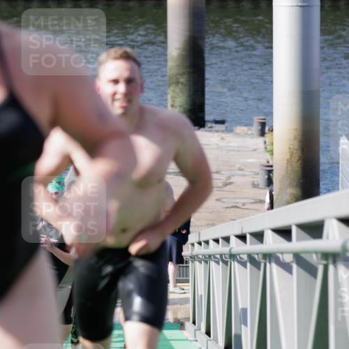 10.08.2025 - GEWOBA Citytriathlon Bremen H.Heesch http://msf.ph/oto/8551676 10.08.2025 10:24:49 Schwimmen 83, 99, 109, 115, 137, 225, 499 meine-sportfotos.de