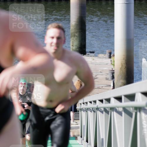 10.08.2025 - GEWOBA Citytriathlon Bremen H.Heesch http://msf.ph/oto/8551678 10.08.2025 10:24:49 Schwimmen 83, 99, 109, 115, 137, 225, 499 meine-sportfotos.de