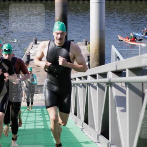 10.08.2025 - GEWOBA Citytriathlon Bremen H.Heesch http://msf.ph/oto/8551683 10.08.2025 10:24:52 Schwimmen 83, 99, 109, 115, 137, 225, 241, 499 meine-sportfotos.de