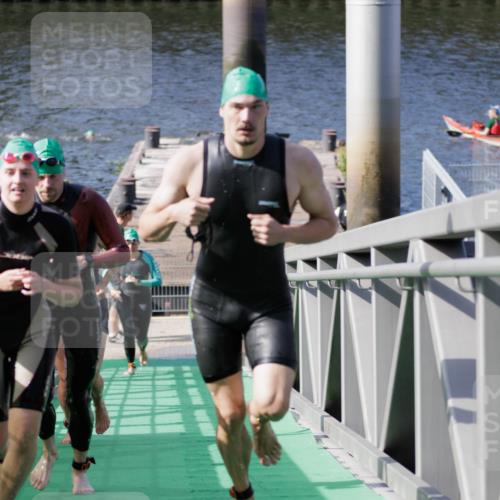 10.08.2025 - GEWOBA Citytriathlon Bremen H.Heesch http://msf.ph/oto/8551685 10.08.2025 10:24:52 Schwimmen 83, 99, 109, 115, 137, 225, 241, 499 meine-sportfotos.de