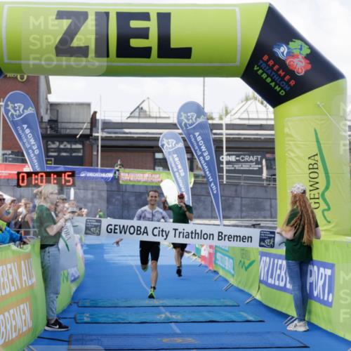 10.08.2025 - GEWOBA Citytriathlon Bremen H.Heesch http://msf.ph/oto/8551688 10.08.2025 11:04:57 Ziel 375 meine-sportfotos.de