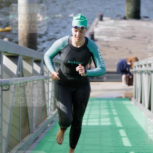 10.08.2025 - GEWOBA Citytriathlon Bremen H.Heesch http://msf.ph/oto/8551711 10.08.2025 10:24:59 Schwimmen 83, 99, 225, 241, 499 meine-sportfotos.de