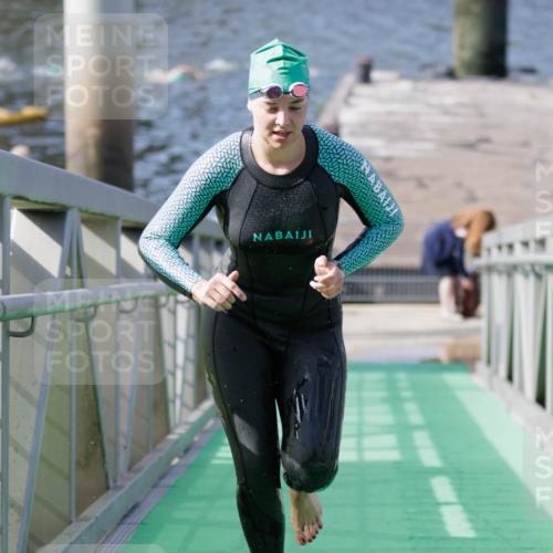 10.08.2025 - GEWOBA Citytriathlon Bremen H.Heesch http://msf.ph/oto/8551718 10.08.2025 10:24:59 Schwimmen 83, 99, 225, 241, 499 meine-sportfotos.de