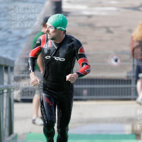 10.08.2025 - GEWOBA Citytriathlon Bremen H.Heesch http://msf.ph/oto/8551729 10.08.2025 10:25:11 Schwimmen 117 meine-sportfotos.de