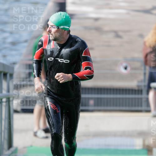 10.08.2025 - GEWOBA Citytriathlon Bremen H.Heesch http://msf.ph/oto/8551732 10.08.2025 10:25:11 Schwimmen 117 meine-sportfotos.de