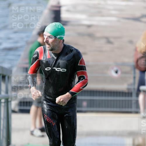 10.08.2025 - GEWOBA Citytriathlon Bremen H.Heesch http://msf.ph/oto/8551734 10.08.2025 10:25:11 Schwimmen 117 meine-sportfotos.de