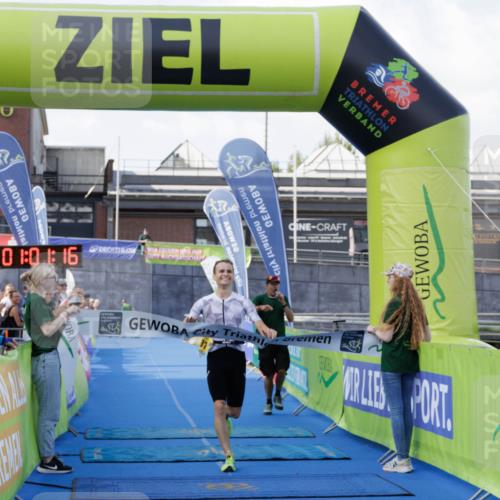 10.08.2025 - GEWOBA Citytriathlon Bremen H.Heesch http://msf.ph/oto/8551740 10.08.2025 11:04:58 Ziel 375 meine-sportfotos.de