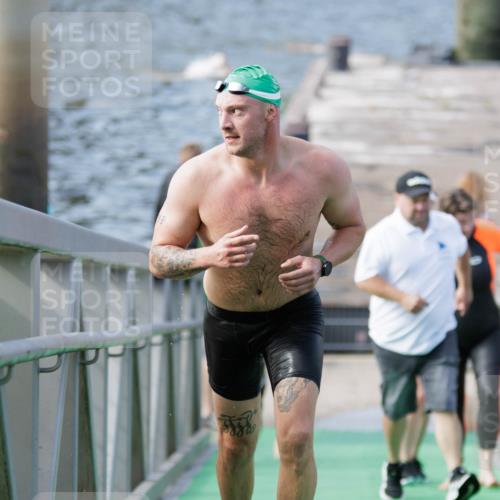 10.08.2025 - GEWOBA Citytriathlon Bremen H.Heesch http://msf.ph/oto/8551767 10.08.2025 10:25:39 Schwimmen 147 meine-sportfotos.de