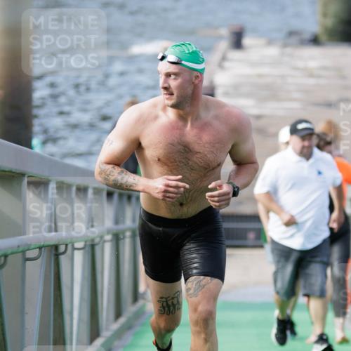 10.08.2025 - GEWOBA Citytriathlon Bremen H.Heesch http://msf.ph/oto/8551769 10.08.2025 10:25:39 Schwimmen 147 meine-sportfotos.de
