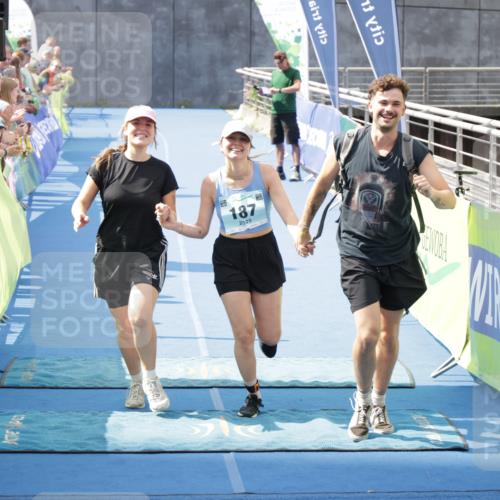 10.08.2025 - GEWOBA Citytriathlon Bremen H.Heesch http://msf.ph/oto/8551777 10.08.2025 11:48:42 Ziel 187, 484 meine-sportfotos.de