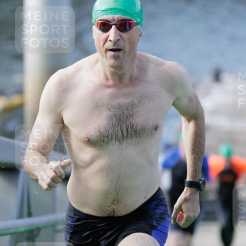 10.08.2025 - GEWOBA Citytriathlon Bremen H.Heesch http://msf.ph/oto/8551801 10.08.2025 10:25:49 Schwimmen 85, 87, 145, 147 meine-sportfotos.de