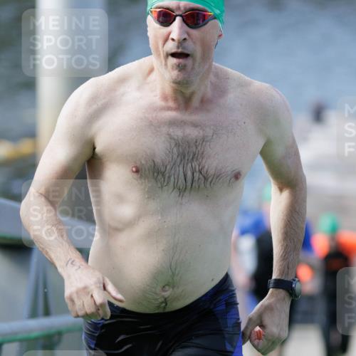 10.08.2025 - GEWOBA Citytriathlon Bremen H.Heesch http://msf.ph/oto/8551803 10.08.2025 10:25:49 Schwimmen 85, 87, 145, 147 meine-sportfotos.de