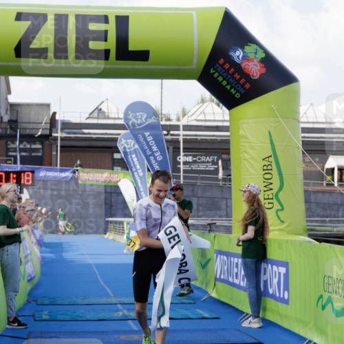 10.08.2025 - GEWOBA Citytriathlon Bremen H.Heesch http://msf.ph/oto/8551821 10.08.2025 11:04:59 Ziel 375 meine-sportfotos.de