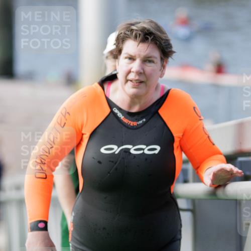 10.08.2025 - GEWOBA Citytriathlon Bremen H.Heesch http://msf.ph/oto/8551836 10.08.2025 10:25:57 Schwimmen 55, 71, 85, 145, 231 meine-sportfotos.de
