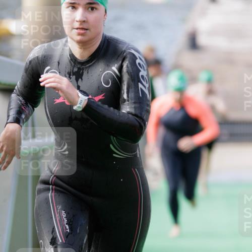 10.08.2025 - GEWOBA Citytriathlon Bremen H.Heesch http://msf.ph/oto/8551849 10.08.2025 10:25:58 Schwimmen 55, 71, 85, 145, 231 meine-sportfotos.de