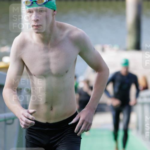 10.08.2025 - GEWOBA Citytriathlon Bremen H.Heesch http://msf.ph/oto/8551875 10.08.2025 10:26:05 Schwimmen 55, 71, 129, 171, 231 meine-sportfotos.de