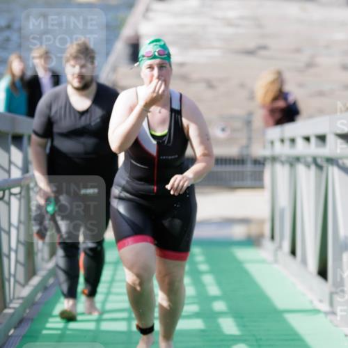 10.08.2025 - GEWOBA Citytriathlon Bremen H.Heesch http://msf.ph/oto/8551899 10.08.2025 10:26:13 Schwimmen 129, 171, 223 meine-sportfotos.de