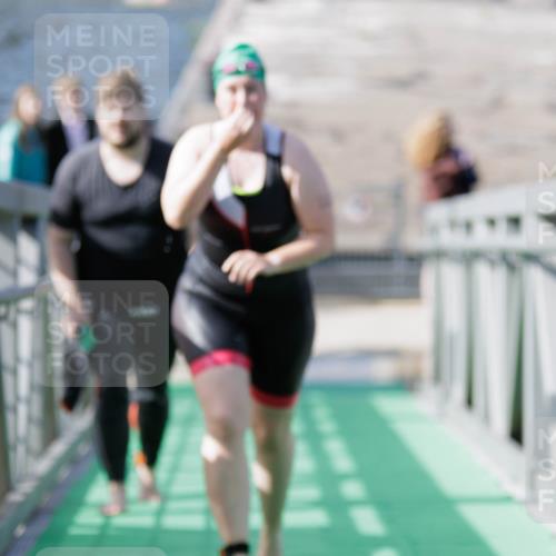 10.08.2025 - GEWOBA Citytriathlon Bremen H.Heesch http://msf.ph/oto/8551902 10.08.2025 10:26:13 Schwimmen 129, 171, 223 meine-sportfotos.de
