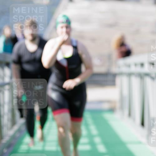 10.08.2025 - GEWOBA Citytriathlon Bremen H.Heesch http://msf.ph/oto/8551904 10.08.2025 10:26:13 Schwimmen 129, 171, 223 meine-sportfotos.de