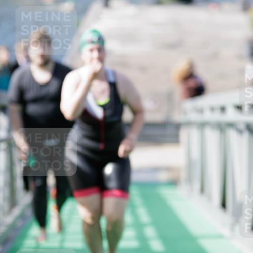 10.08.2025 - GEWOBA Citytriathlon Bremen H.Heesch http://msf.ph/oto/8551906 10.08.2025 10:26:13 Schwimmen 129, 171, 223 meine-sportfotos.de