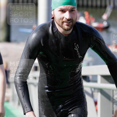 10.08.2025 - GEWOBA Citytriathlon Bremen H.Heesch http://msf.ph/oto/8551915 10.08.2025 10:26:22 Schwimmen 63, 123, 223 meine-sportfotos.de