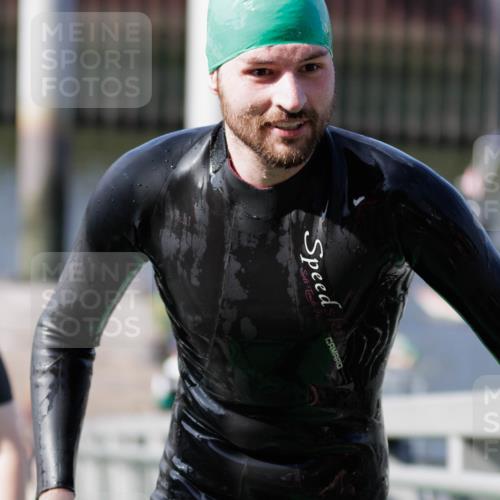 10.08.2025 - GEWOBA Citytriathlon Bremen H.Heesch http://msf.ph/oto/8551920 10.08.2025 10:26:22 Schwimmen 63, 123, 223 meine-sportfotos.de