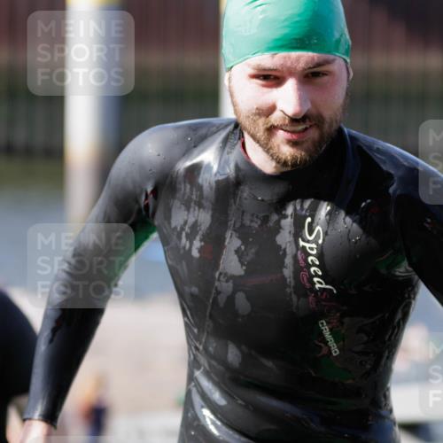 10.08.2025 - GEWOBA Citytriathlon Bremen H.Heesch http://msf.ph/oto/8551922 10.08.2025 10:26:22 Schwimmen 63, 123, 223 meine-sportfotos.de