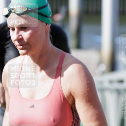 10.08.2025 - GEWOBA Citytriathlon Bremen H.Heesch http://msf.ph/oto/8551951 10.08.2025 10:26:32 Schwimmen 5, 63, 91, 111, 113 meine-sportfotos.de