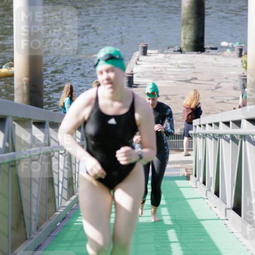 10.08.2025 - GEWOBA Citytriathlon Bremen H.Heesch http://msf.ph/oto/8551986 10.08.2025 10:26:46 Schwimmen 5, 33, 101, 207, 227, 453 meine-sportfotos.de