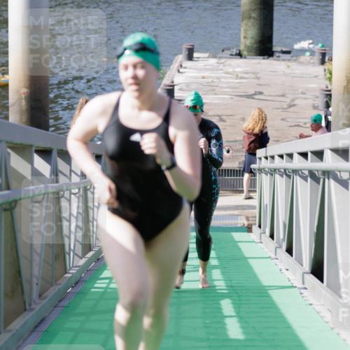 10.08.2025 - GEWOBA Citytriathlon Bremen H.Heesch http://msf.ph/oto/8551990 10.08.2025 10:26:46 Schwimmen 5, 33, 101, 207, 227, 453 meine-sportfotos.de