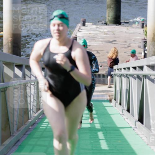 10.08.2025 - GEWOBA Citytriathlon Bremen H.Heesch http://msf.ph/oto/8551992 10.08.2025 10:26:46 Schwimmen 5, 33, 101, 207, 227, 453 meine-sportfotos.de