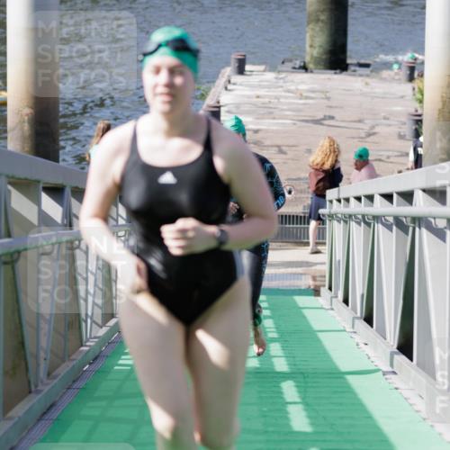 10.08.2025 - GEWOBA Citytriathlon Bremen H.Heesch http://msf.ph/oto/8551994 10.08.2025 10:26:46 Schwimmen 5, 33, 101, 207, 227, 453 meine-sportfotos.de