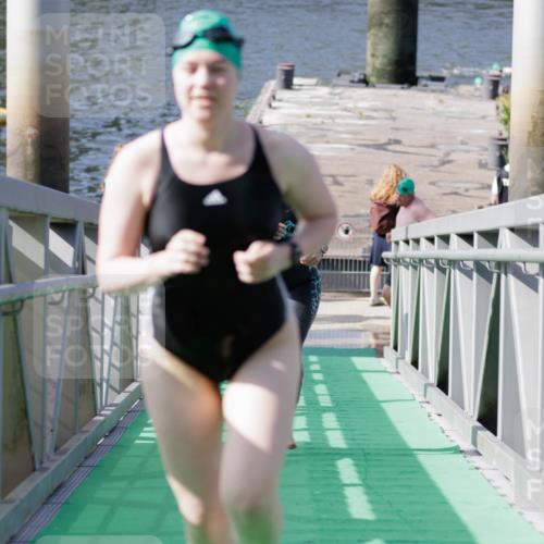 10.08.2025 - GEWOBA Citytriathlon Bremen H.Heesch http://msf.ph/oto/8551997 10.08.2025 10:26:46 Schwimmen 5, 33, 101, 207, 227, 453 meine-sportfotos.de